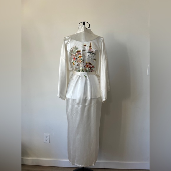 Traditional Chinese Silk Embroidered Robe - Picture 1 of 5